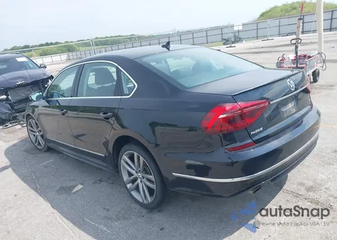 2017 Volkswagen Passat 1.8T R-Line z USA, uszkodzony, nr VIN 1VWDT7A32HC075283